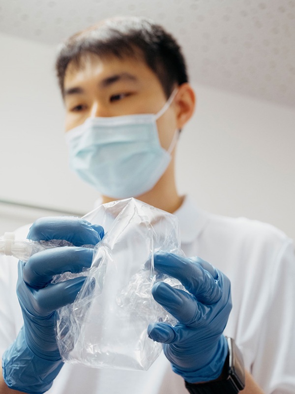 Imagen: el aliento de un paciente de la bolsa de muestra se introduce en un espectrómetro de masas para analizar los metabolitos en el aire exhalado (foto cortesía de la Universidad de Basilea)
